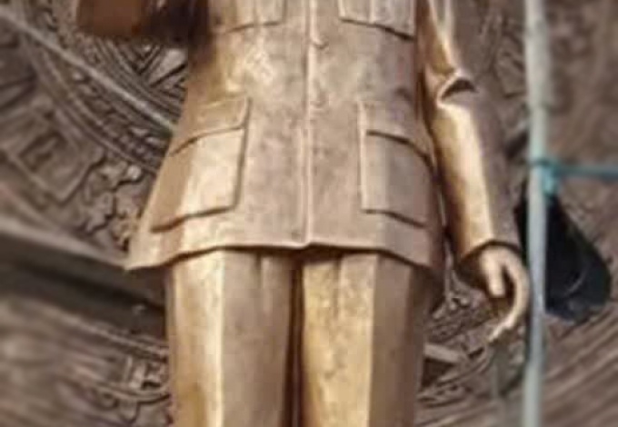 Tượng Bác Hồ